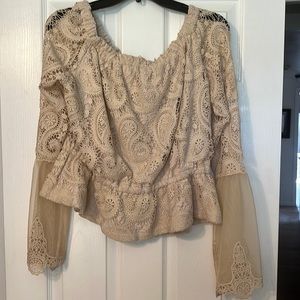 Beautiful top from Venus! Great for the spring or summer!